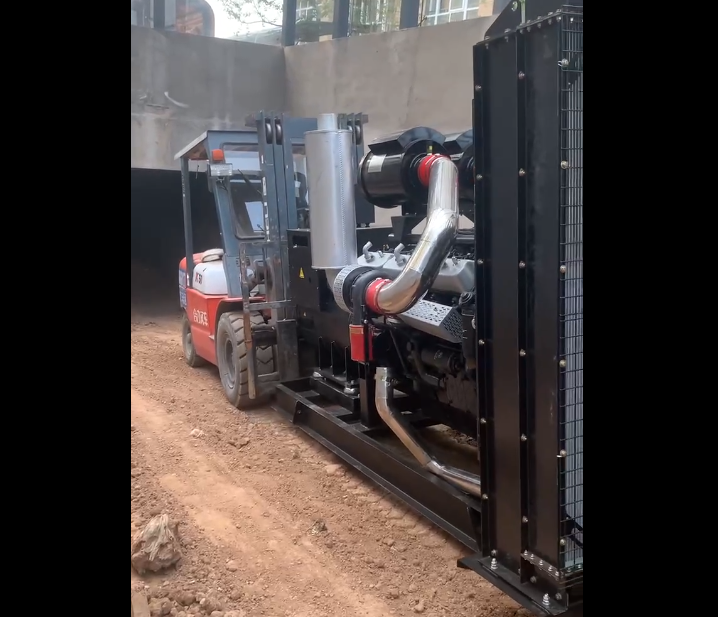 房地產(chǎn)備用電源800KW上柴發(fā)電機(jī)組準(zhǔn)備安裝調(diào)試